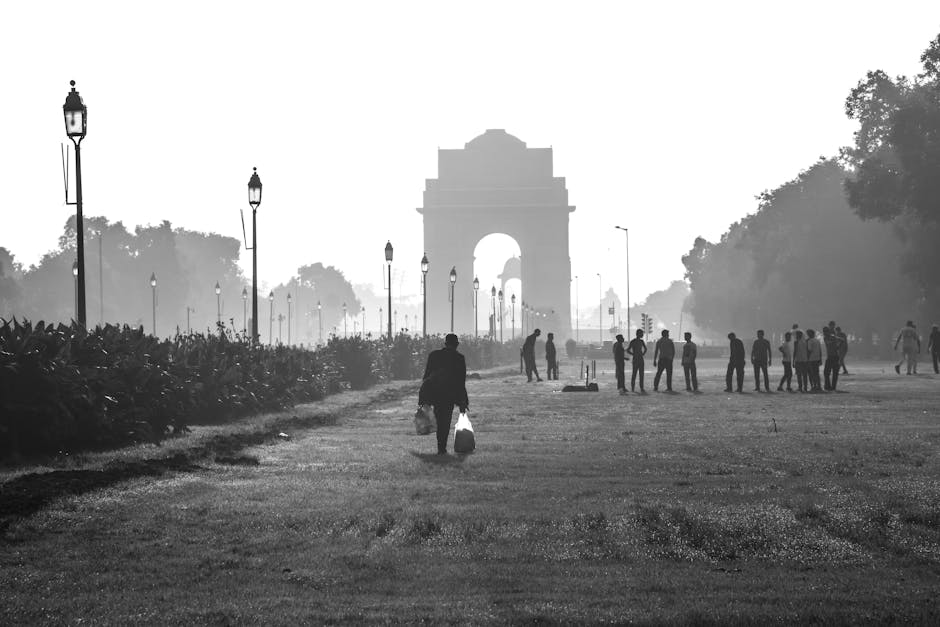 **India Gate Vanishes Behind Toxic Haze as Delhi’s AQI Hits “Severe” Levels**